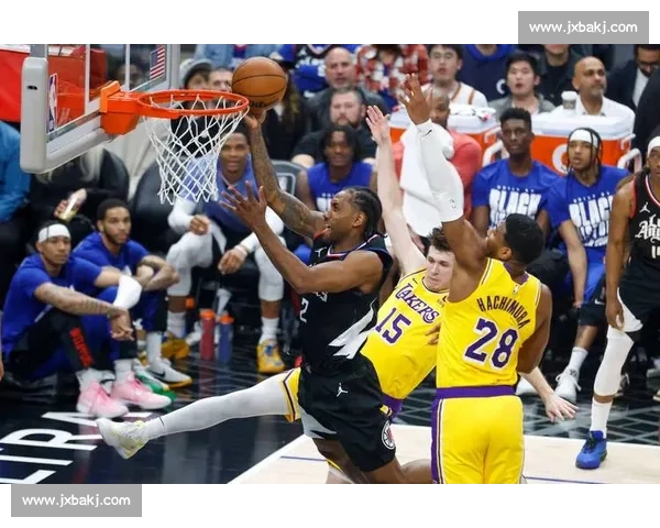 揭秘NBA比赛专用篮球如何影响球员手感与赛场节奏表现竞技结果